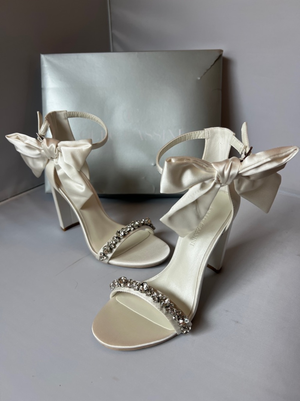 Oleg Cassini Ivory Satin Bow Heels with Crystal Front Strap size 5 NIB